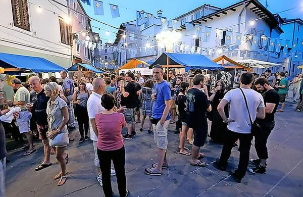 Utrinek z lanskoletnega druženja z mikropivovarji na Gortanovem trgu.
