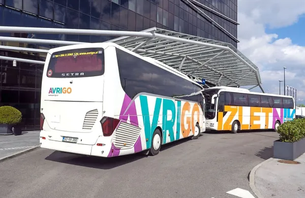 Avtobusi družb Avrigo in Izletnik že imajo enotno zunanjo 
podobo in vodstvo, do konca leta pa bosta družbi dokončno 
povezani.