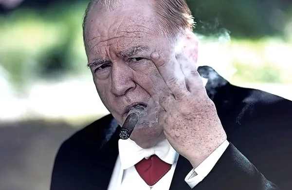 V  čevlje Winstona Churchilla  je stopil Brian Cox.
