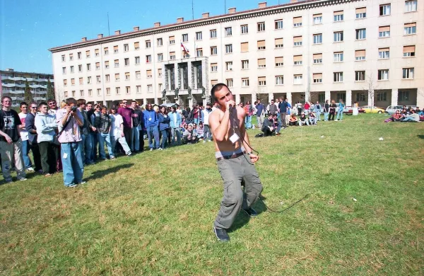 Mladi so na travniku pred občino odločno sporočili: “Hočemo 
svoj plac!”
