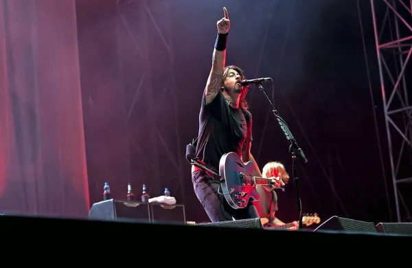 Ameriška rock skupina Foo Fighters, ki je nedavno presenetila s singlom Run, je za 15. september napovedala nov 
studijski album Concrete and Gold Album.