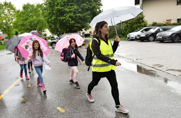 S šolskim letom se končuje tudi spremljanje poti otrok v šolo 
peš po začrtanih poteh in stalnem urniku, znano kot 
Pešbus.