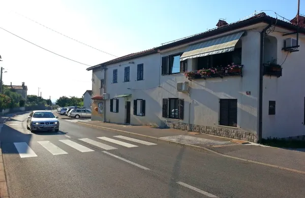 V Čežarjih se po nedavni hudi prometni nesreči še vedno nista polegli zaskrbljenost in jeza 
zaradi slabe prometne varnosti na cesti skozi naselje.