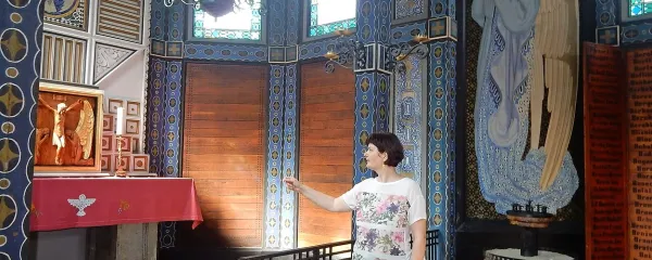 Damjana Fortunat Černilogar pri oltarju, ki ga je izrezljal Anton 
Perathoner, angela pa je  Geyling naslikal v podobi ljubljene  
soproge.    