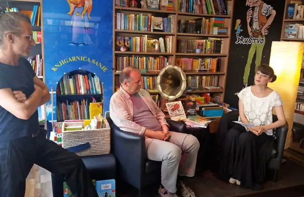 Rok Zavrtanik (levo) in Tjaša Koprivec iz založbe Sanje napovedujeta bogat festival. Nastopil 
bo tudi  Jani  Kovačič (v sredini), ki je včeraj predstavil knjigo  pesmi Agencija za človeške vire.  