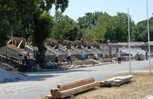 Na gradbišču novih tribun ob lipiškem hipodromu te dni mrgoli delavcev. Gradijo tudi na 
drugi strani hipodroma, ob njem urejajo še kanalizacijo.