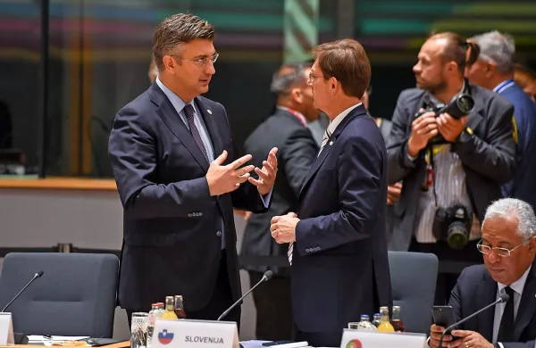 Predsednika vlad Slovenije in Hrvaške Miro Cerar in Andrej 
Plenković sta v Bruslju pojasnjevala stališča svojih držav do 
arbitražne sodbe o meji med državama.