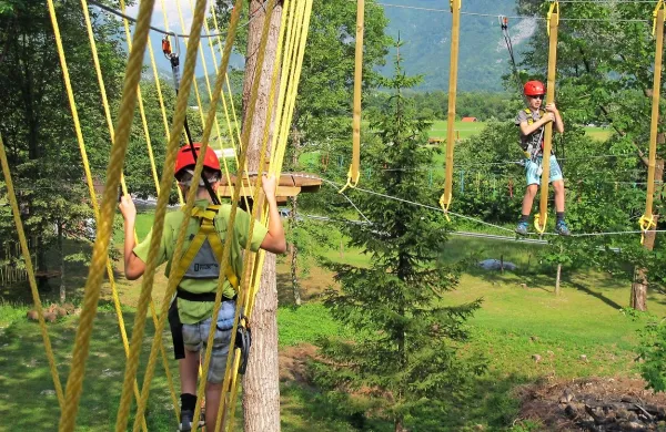 Pomikanje po poligonu, ki je vpet v naravno okolje, je 
adrenalinsko doživetje in priložnost za drobne osebne zmage. 