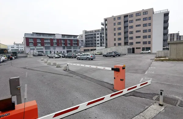 Stanovanja nasproti koprskega sodi&scaron;ča v rokah slabe banke