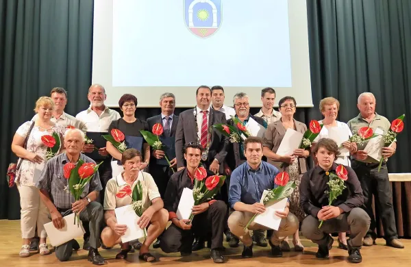 Prejemniki občinskih nagrad in priznanj na včerajšnji slavnostni seji v Komnu