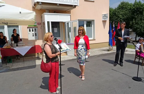 Predsednica KS Prestranek Magda Jakin Černe (levo) se je 
direktorici Kraških lekarn Ani Kobal za novo pridobitev 
zahvalila s sliko, ki so jo ustvarili učenci  OŠ Prestranek. 