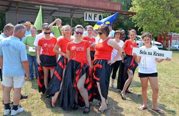 Selo pri Moravčah, Selo pri Ihanu, Dečno selo, Račje selo, 
Sele pri Polskavi  in Selo na Vipavskem je le peščica od kar 27  
vasi, ki so se danes predstavile na  21. srečanju vasi Selo-Sela-Sele v Opatjem selu.