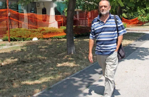 Po mesecu iskanja s poštarji in detektivi po Ljubljani se je 
nekdanji prvi mož Cimosa Franc Krašovec, ki trdi, da živi v 
Kortah, v četrtek prišel na sodišče le pokazat. 
