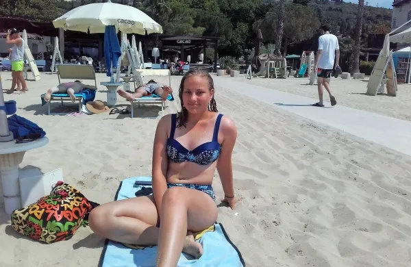 

Tara iz Logatca uživa začetek šolskih počitnic na portoroški 
peščeni plaži.