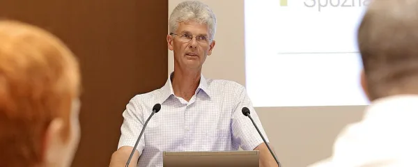 Valter Mlečnik je kolegom v povsem polni dvorani 
novogoriške Perle predstavil izkušnje vinogradnika in vinarja, 
zavezanega zemlji in trti.