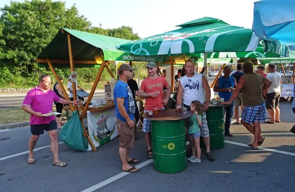 Prvi festival brkinskega piva na Kozini je obiskovalce privabili 
šele proti večeru, saj je bil popoldan (pre)vroč. 