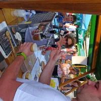 Iz pip je teklo svetlo, temno, žajbljevo in celo tartufovo 
pivo. 