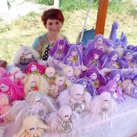 Tadeja Rodman s svojimi punčkami s sivko. 