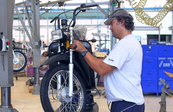 Koprski proizvajalec motornih koles Tomos se po menjavi 
lastništva ob koncu 2015 spet uveljavlja v svetu. 