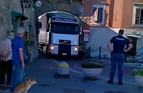 Stari center Milj je ta tovornjak nekoliko neugoden. 