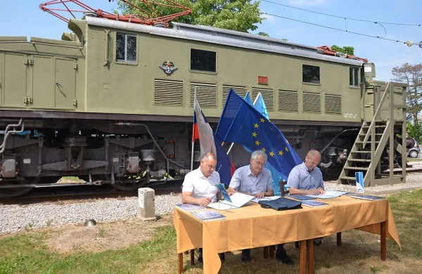 Pismo o nameri so podpisali predsednik in podpredsednik 
Društva ljubiteljev železnic Drago Seizović (prvi z leve) in Ivan 
Simčič (prvi z desne) ter ravnatelj Železniškega muzeja 
Mladen Bogič (v sredini).