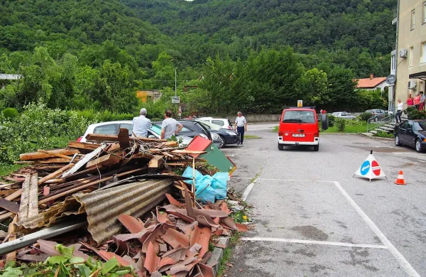 Kritina, ki je z blokov  letela po Kanalu, k sreči ni ranila 
nikogar. 