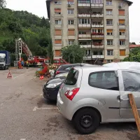 Vihar je odkril strehi dveh stanovanjskih blokov in poškodovalo streho šole v Kanalu.