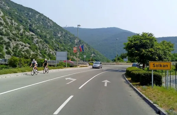 “Izvirni greh” je pred mostom, kjer bi morali kolesarji zaviti levo proti kolesarski stezi. Ker ni usmerjevalnih oznak, gredo naprej 
na regionalko. Direkcija zdaj obljublja, da bo  oznake postavila. 
