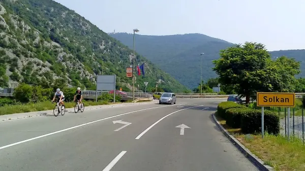 “Izvirni greh” je pred mostom, kjer bi morali kolesarji zaviti levo proti kolesarski stezi. Ker ni usmerjevalnih oznak, gredo naprej 
na regionalko. Direkcija zdaj obljublja, da bo  oznake postavila. 