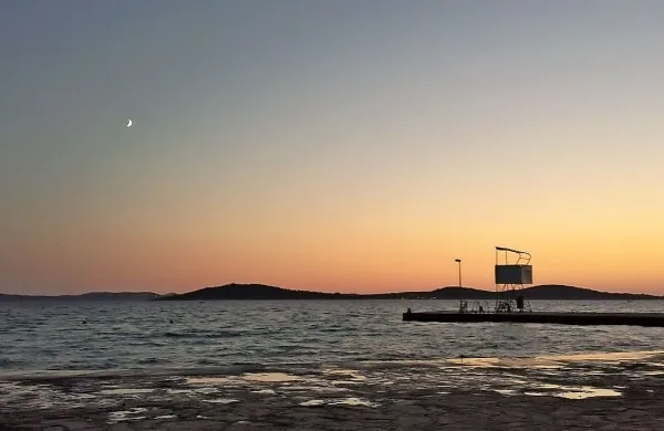 Plaža Jadrija, kjer je gliser zapeljal iz morja in v avto.