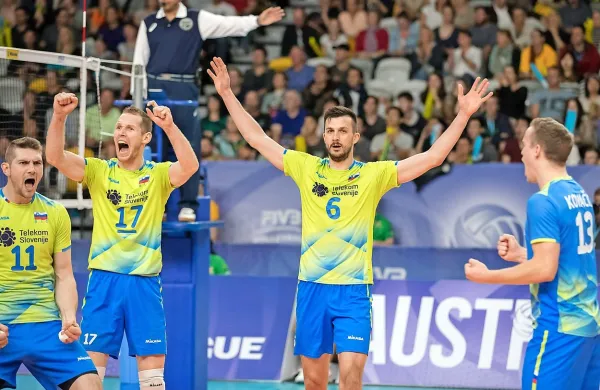 Slovensko slavje ob zmagi je bilo močno primorsko obarvano 
- od  leve se veselijo Danijel Koncilja, Tine Urnaut, Mitja 
Gasparini in Jani Kovačič. 