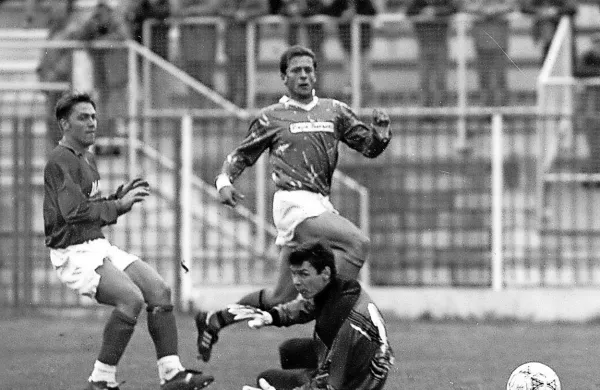 Fotografija iz našega arhiva je s tekme med Izolo in Dekani leta 1993, v 
ospredju je v dresu Izole  Mladen Rudonja, brani pa žal že pokojni Janko 
Germek.