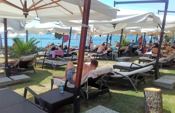 Na plaži Meduza Exclusive v Portorožu je brisačo mogoče 
postaviti le na promenadi in pomolu.