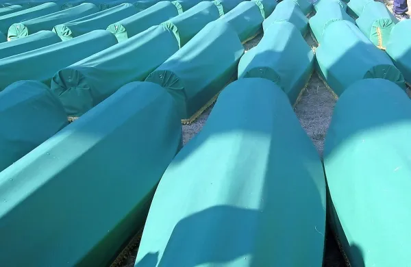 

V genocidu v Srebrenici, ki velja za najhujši zločin v Evropi po 
drugi svetovni vojni, je bilo ubitih več kot 8000 ljudi.