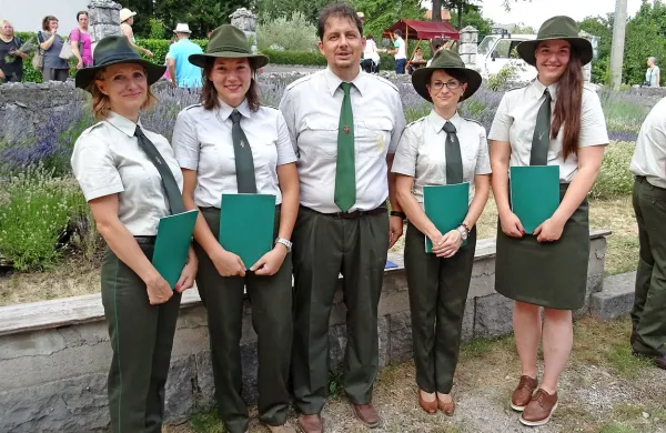 Nove lovke Brkinsko-kraške lovske zveze (z leve): Aleksandra 
Rudež, Kaja Felda, Tina Mahnič in Monika Mezgec, med njimi 
pa predsednik zveze Andrej Sila.