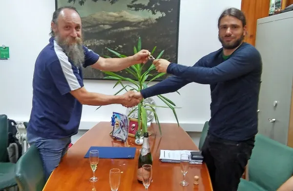 Dolgoletni oskrbnik koče na Snežniku Slavko Škoberne (levo) 
je ključe koče predal svojemu nasledniku Alešu Baroviču.

