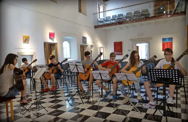 Društvo Kitarika v sodelovanju z Glasbeno šolo Koper že 
četrto leto zapovrstjo prireja koncertni cikel Poletni kitarski 
večeri v starem mestnem jedru Kopra, ki bo 28., 29. in 30. 
junija 2017.
