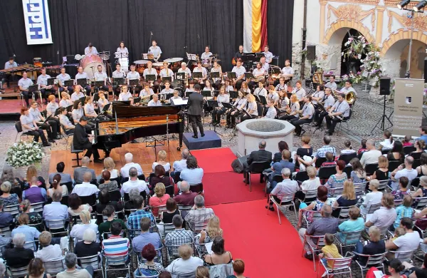     Vrhunski koncert GDRI in  prevzeta publika, odličen uvod v 
glasbeno poletje.