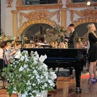 Domačinka, obetavna jazz pevka Rebeka Bogataj, prvič in navdušujoče z GDRI

