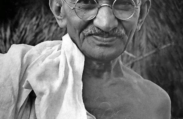 Mahatma Gandhi je s pohodi 
krepil telo in se upiral.  