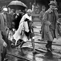 Mahatma Gandhi je s pohodi krepil telo in se upiral.
