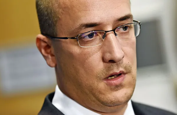 Vlada s projektom drugi tir nadaljuje po prvotnem načrtu, saj 
imamo na obstoječi progi številne težave, je danes poudaril 
državni sekretar na infrastrukturnem ministrstvu Jure Leben.