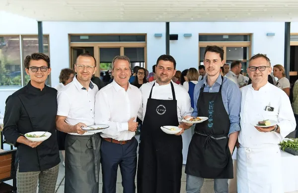 Pobudnik večjega deleža lokalne hrane v šolah in vrtih Igor Šoltes (tretji z leve) in peterica 
kuharskih šefov, ki so včeraj pripravili “šolske” jedilnike iz domačih sezonskih živil.