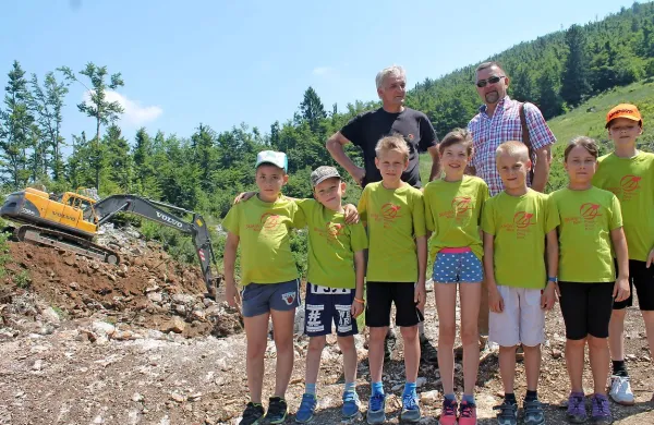 Ekipa  SK Pok s predsednikom Igorjem Polancem in svetnikom Jordanom Polancem na gradbišču 
skakalnic.
