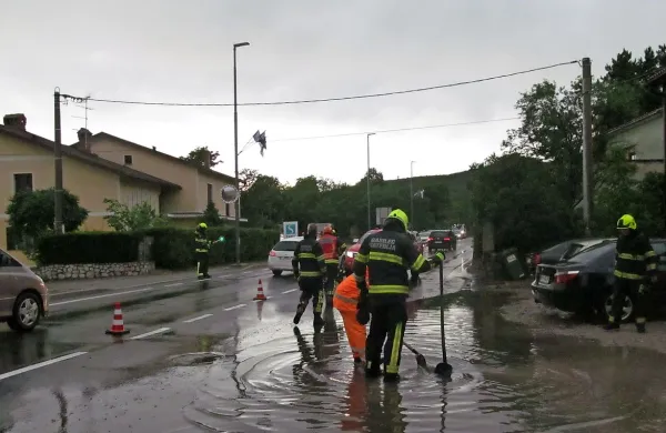 Zaradi neurja obstal promet