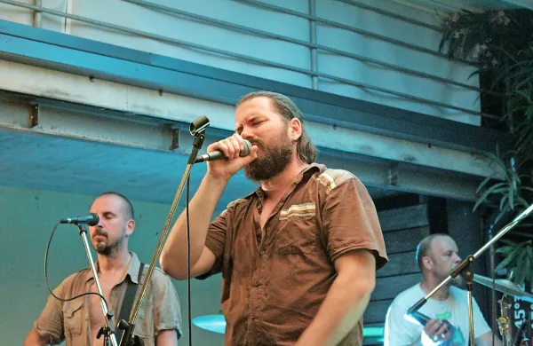 Skupina Killo Killo banda iz Novega sada je minuli petek 
obiskala tudi izolski Hangar bar in z reggae glasbo razplesala 
obiskovalce.