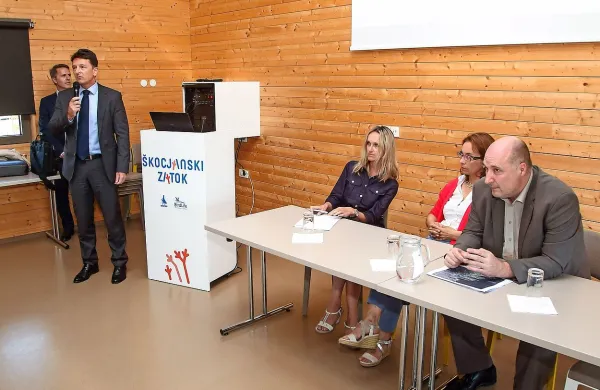 V Luki upajo, da so po debati s svetniki bliže pomolu