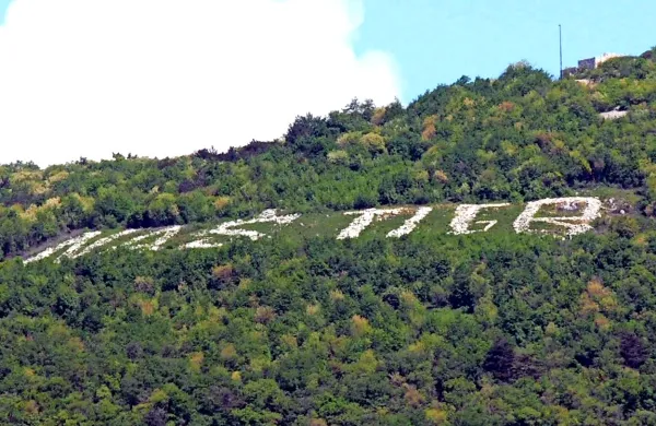 



Ob preobrazbah napisa leta 2006 je nastal Naš TIGR. Hkrati 
smo na Sabotinu od leta 2004 dalje že videli pisati Naš Fido, 
SLO, THC, MIR, Vstaja, JJ.