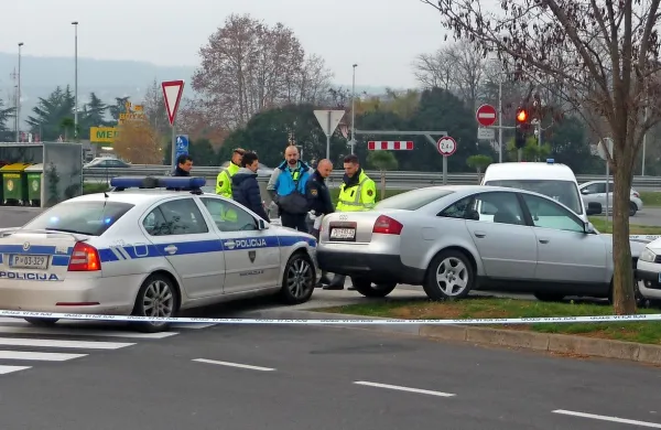 Po besedah lastnika avta iz Umaga je Izolan na avtu in 
tovornjaku povzročil za približno pet tisočakov škode. 