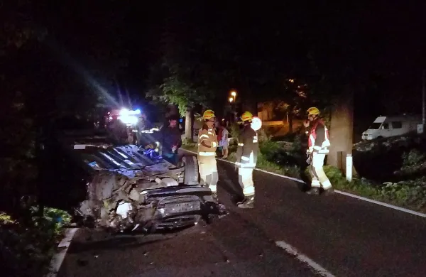 24-letni voznik osebnega avtomobila je  v  Starem selu   iz 
neznanega vzroka zapeljal levo čez  rob  vozišča  in se zaletel v 
drevo tamkajšnjega drevoreda, od tam pa ga je odbilo nazaj 
na vozišče,  kjer je  vozilo obstalo na strehi. 